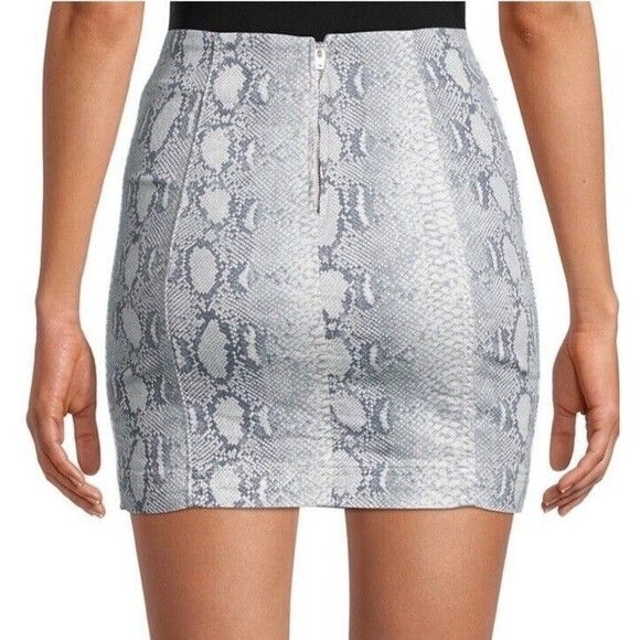 Free People Snake Print Mini Skirt,‎ Gray & White, Back Zipper, Size 6 - Picture 4 of 7